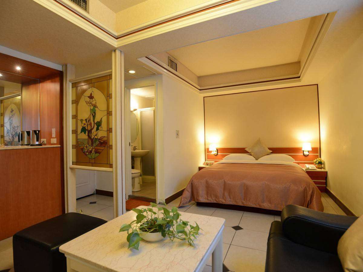 Keelung Imperial Hotel Business Suite with desk and sofa near Keelung Bus Station