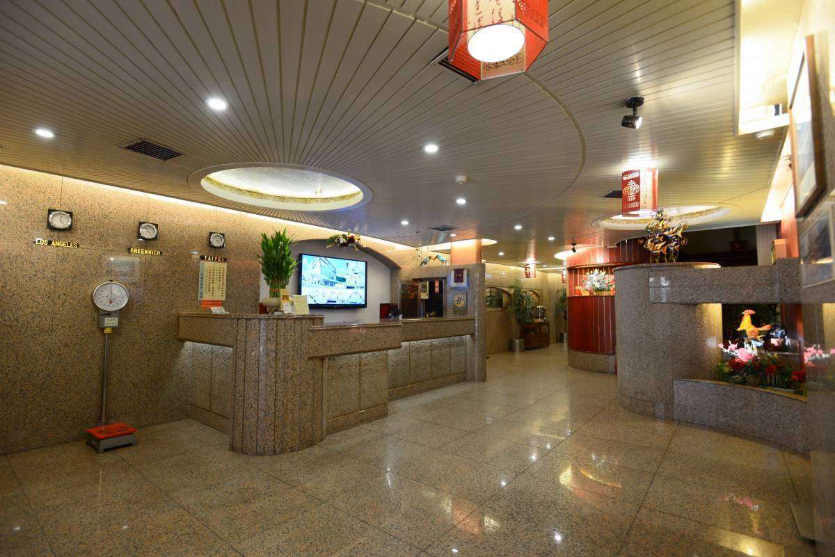 Lobby and 24 hrs front desk service at Keelung Imperial Hotel near bus station